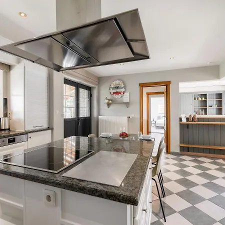 Convivial In With Garden And Terrace *
